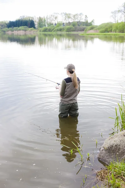 Vrouw vissen in vijver — Stockfoto