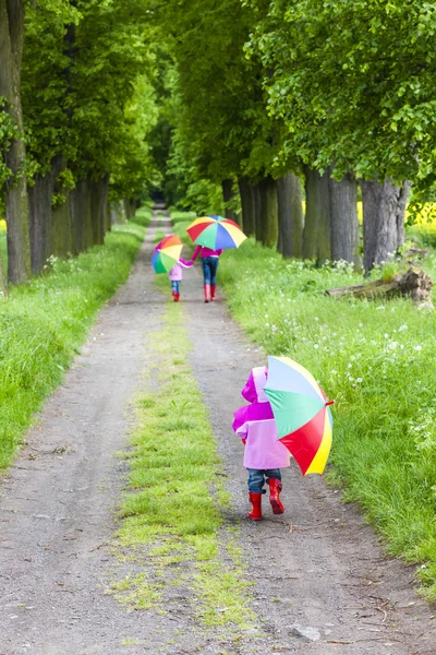 Μητέρα και τις κόρες της με ομπρέλες — Φωτογραφία Αρχείου