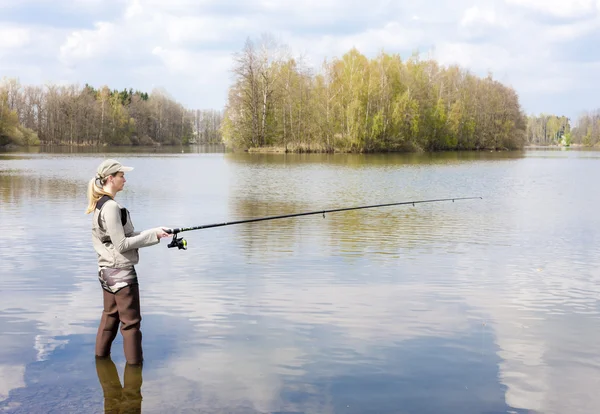 Femme pêche dans l'étang — Photo