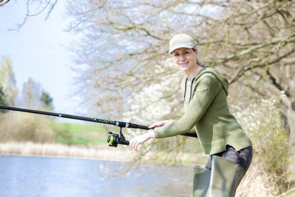 Femme pêche dans la rivière — Photo