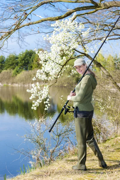 Kvinna som fiskar i floden — Stockfoto