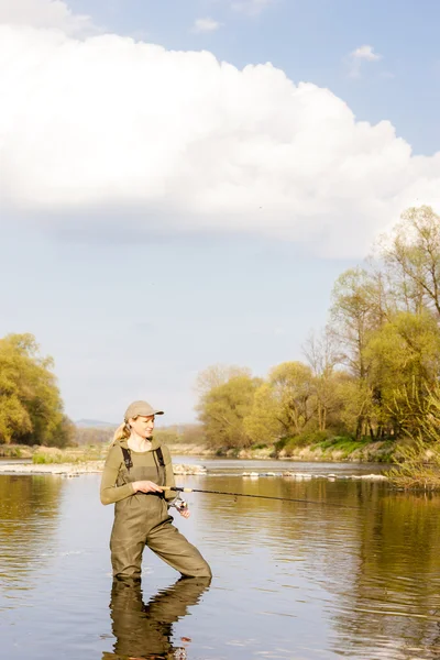 Femme pêche dans la rivière — Photo