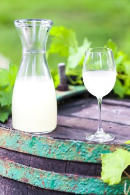 Şarap kadehi ve fıçı şarap elma şarabı ayakta ile sürahi