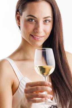 Bir bardak beyaz şarapla genç bir kadının portresi.