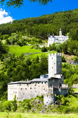 Monte Maria Abbey ve kale Burgusio, Trentino-Alto Adige yakınındaki,