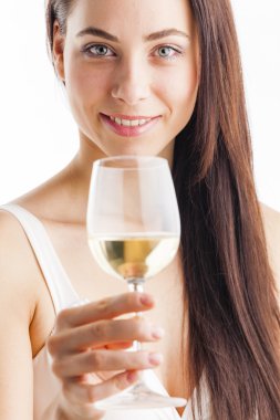 Bir bardak beyaz şarapla genç bir kadının portresi.