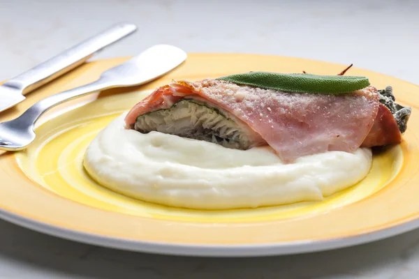 Filet de truite à la sauge rôtie dans le jambon de Prague avec purée — Photo