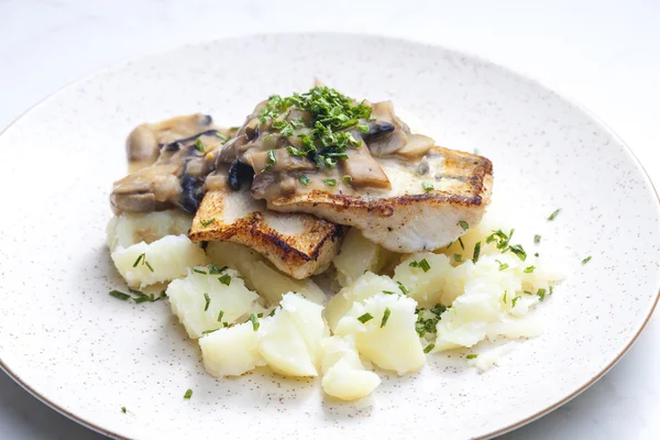 Galantine van snoekbaars met op boter met champignonsaus en voorjaar aardappelen — Stockfoto