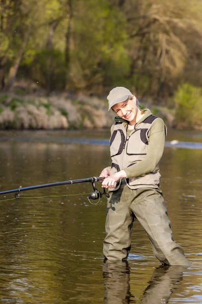 Vrouw vissen in de rivier in het voorjaar van — Stockfoto