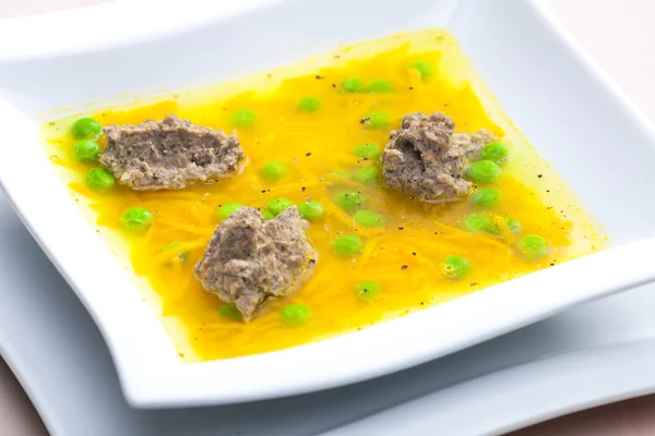 Boulettes de foie maison en soupe de poulet aux carottes et pois — Photo