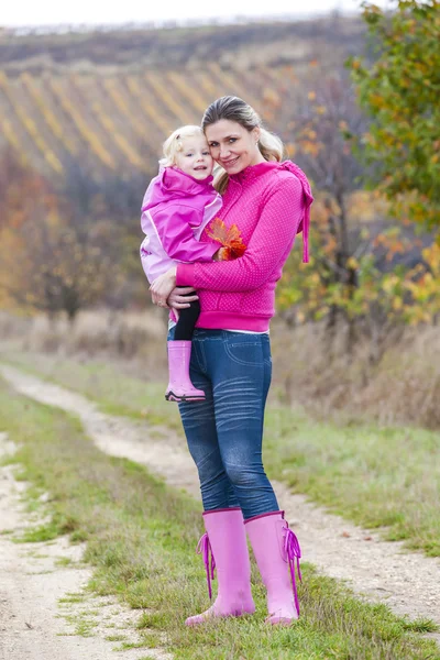 Mutter mit Tochter in herbstlicher Natur — Stockfoto