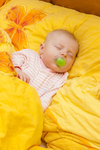 Schlafendes baby mädchen im groß bett — Stockfoto