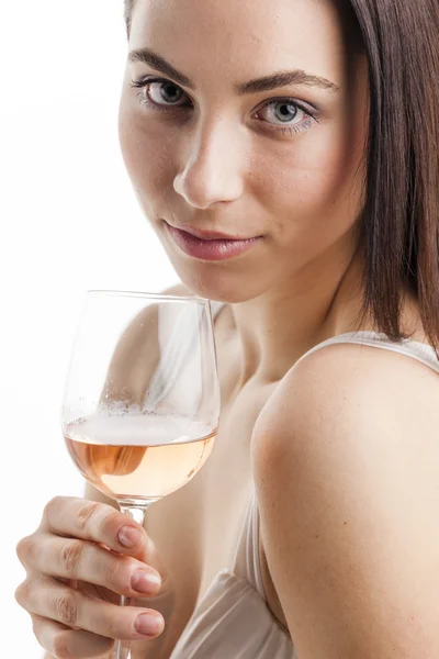 Retrato de jovem com um copo de vinho rosa — Fotografia de Stock