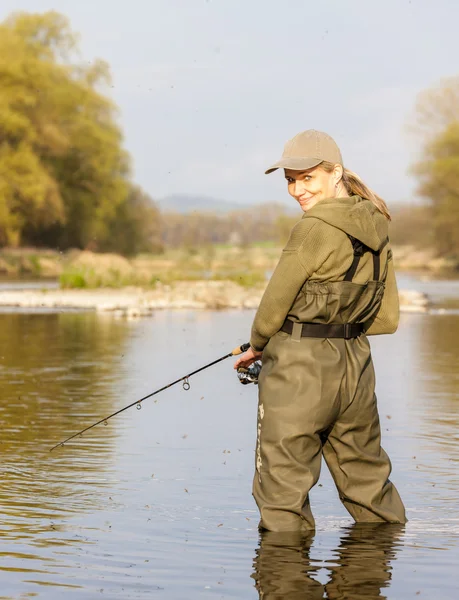 Frau angelt im Fluss — Stockfoto