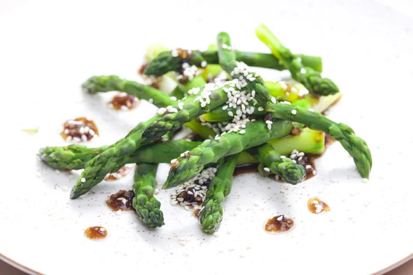 Green asparagus with sesame — Stock Photo, Image