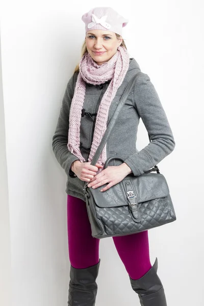 Portrait of woman wearing winter clothes with a handbag — Stock Photo, Image