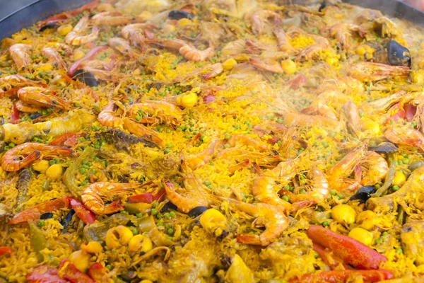 Paella com frutos do mar, mercado em Forcalquier, Provence, Francia — Fotografia de Stock
