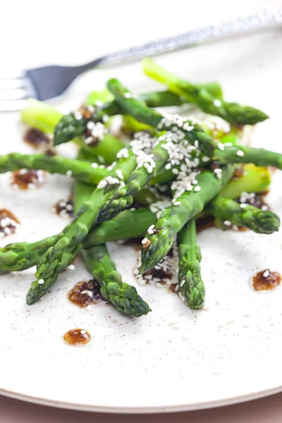 Grüner Spargel mit Sesam — Stockfoto