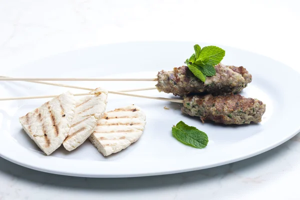 Kebab de cordero con menta y pan de pita — Foto de Stock