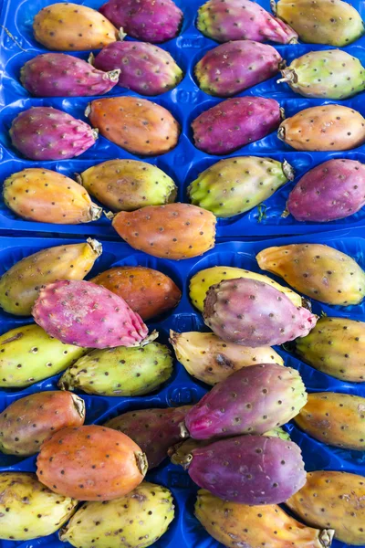 Prickly pears cactus fruit, market in Forcalquier, Provence, Fra — Stock Photo, Image