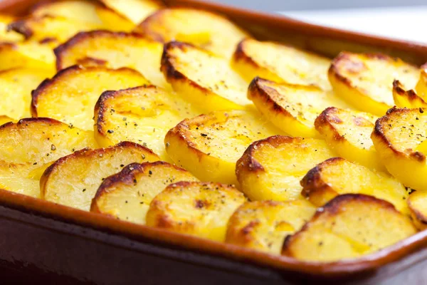 Kartoffeln gebacken mit Schweinehack und Rotkohl — Stockfoto