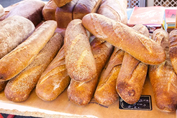 Bakelse, marknaden i Nyons, Rhone-Alpes, Frankrike — Stockfoto