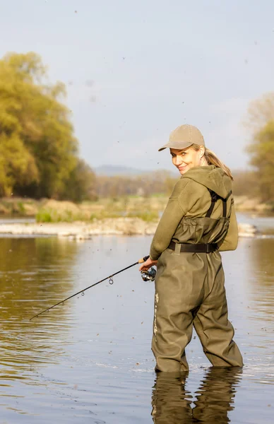 Femme pêche dans la rivière — Photo