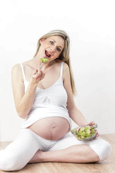 Pregnant woman eating vegetable salad — Stock Photo, Image