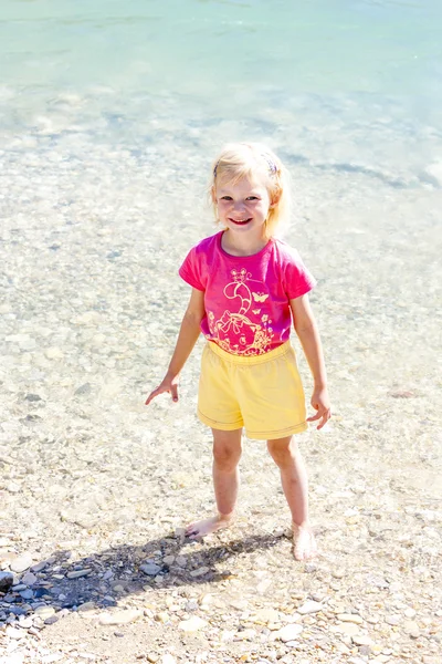 Bambina sulla riva del fiume Verdon, Provenza, Francia — Foto Stock