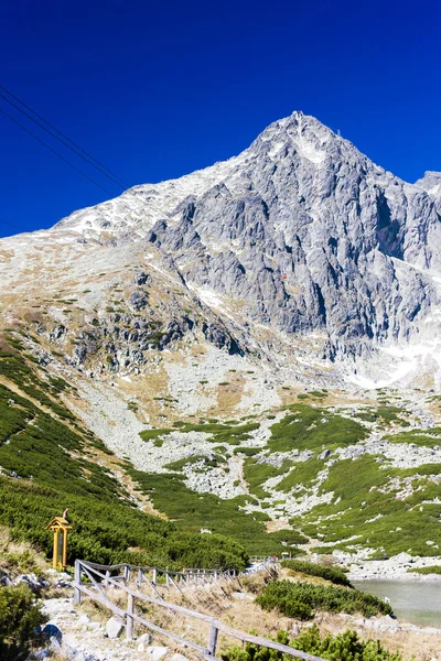 XVIII pico e skalnate tarn, vysoke tatry (tatras elevado), slo — Fotografia de Stock