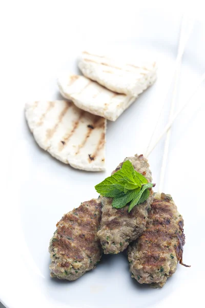 Kebab de cordero con menta y pan de pita — Foto de Stock