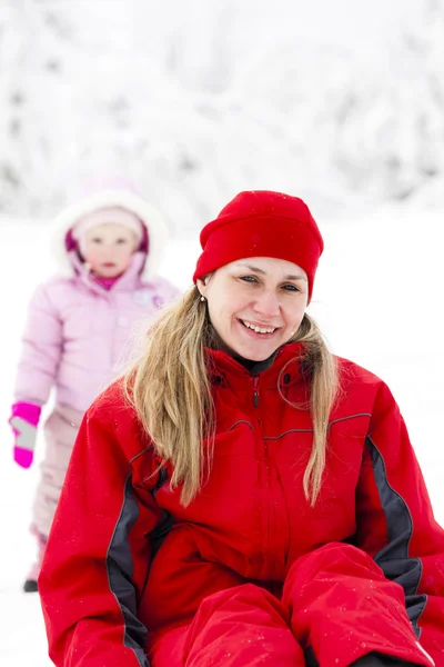 Portrett av mor med liten datter om vinteren – stockfoto