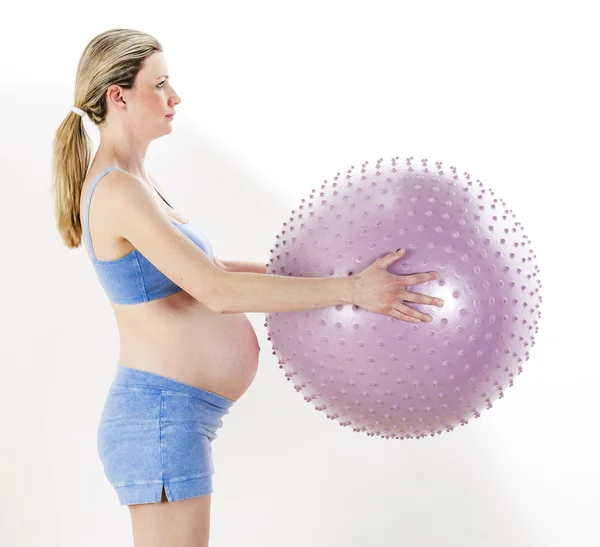 Portret kobiety w ciąży robi ćwiczenia z piłką — Zdjęcie stockowe