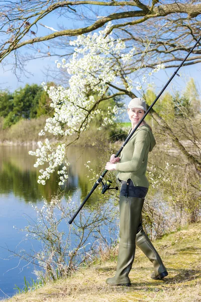 在春天在池塘钓鱼的女人 — 图库照片