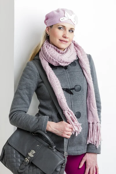Portrét ženy nosit zimní oblečení s kabelka — Stock fotografie