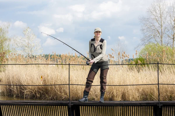 Donna pesca sul molo al laghetto — Foto Stock