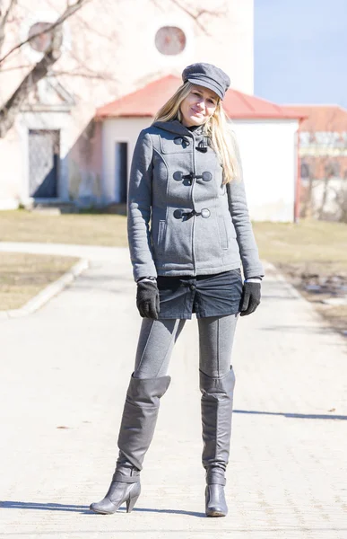 Mujer de pie usando ropa de invierno — Foto de Stock