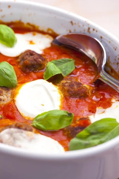 Gebakken Bolognese ballen met tomaat, basilicum en verse bull mozzarel — Stockfoto