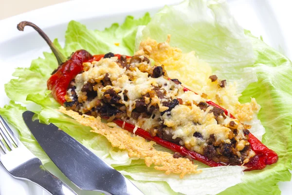 Baked pepper baked filled with beans, mushrooms and minced meat — Stock Photo, Image