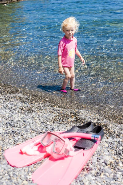 Bambina sulla spiaggia in mare — Foto Stock