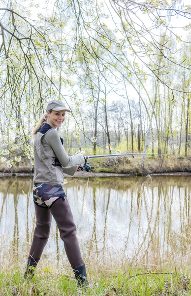 Mujer pescando en el estanque en primavera —  Fotos de Stock