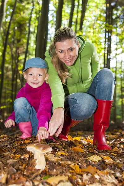 Mother with her daughter doing mushroom picking — Stock Photo, Image