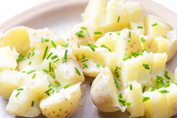 Варёный неочищенный картофель с луком — стоковое фото