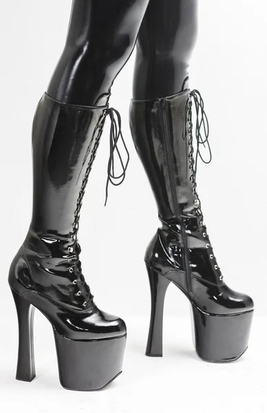 Detalhe da mulher de pé usando botas extravagantes — Fotografia de Stock