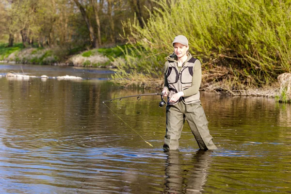 Vrouw vissen in de rivier in het voorjaar van — Stockfoto