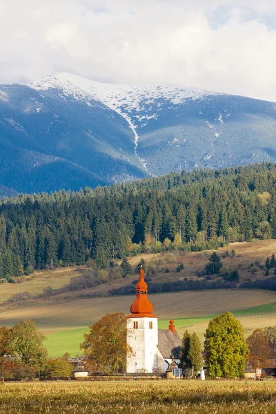 Befästa kyrkan i liptovske matiasovce, Slovakien — Stockfoto