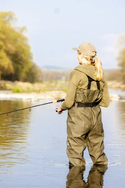 Mujer pescando en el río —  Fotos de Stock