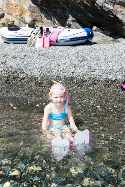 Kis lány a strandon, a tengeri készen, snorkeling — Stock Fotó