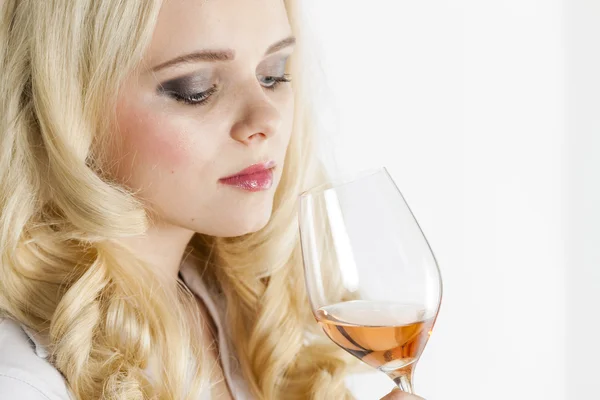 Retrato de mulher jovem degustação de vinho rosa — Fotografia de Stock