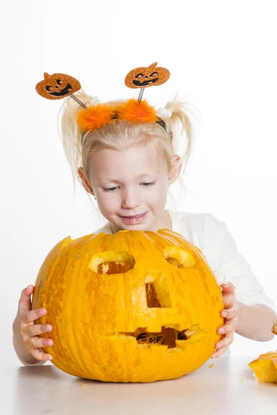 Kleines Mädchen schnitzt Kürbis für Halloween — Stockfoto